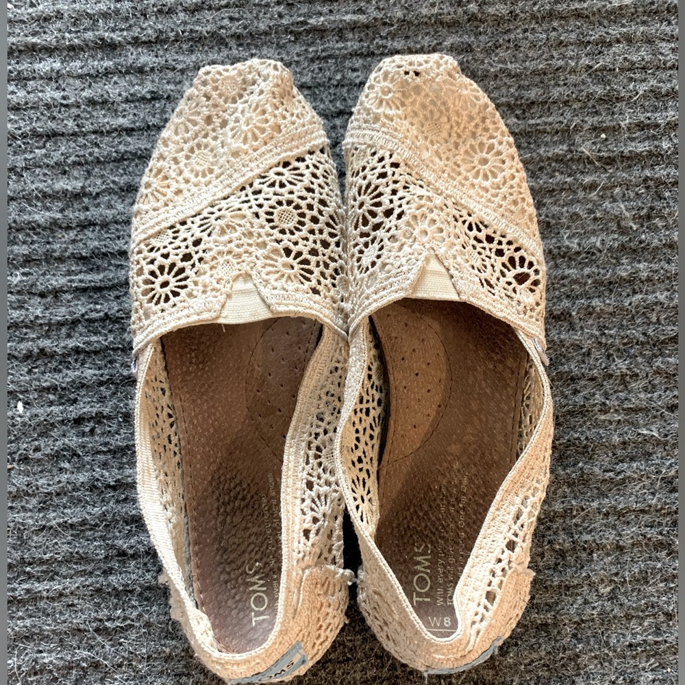 Great condition lace Tom’s, size 8